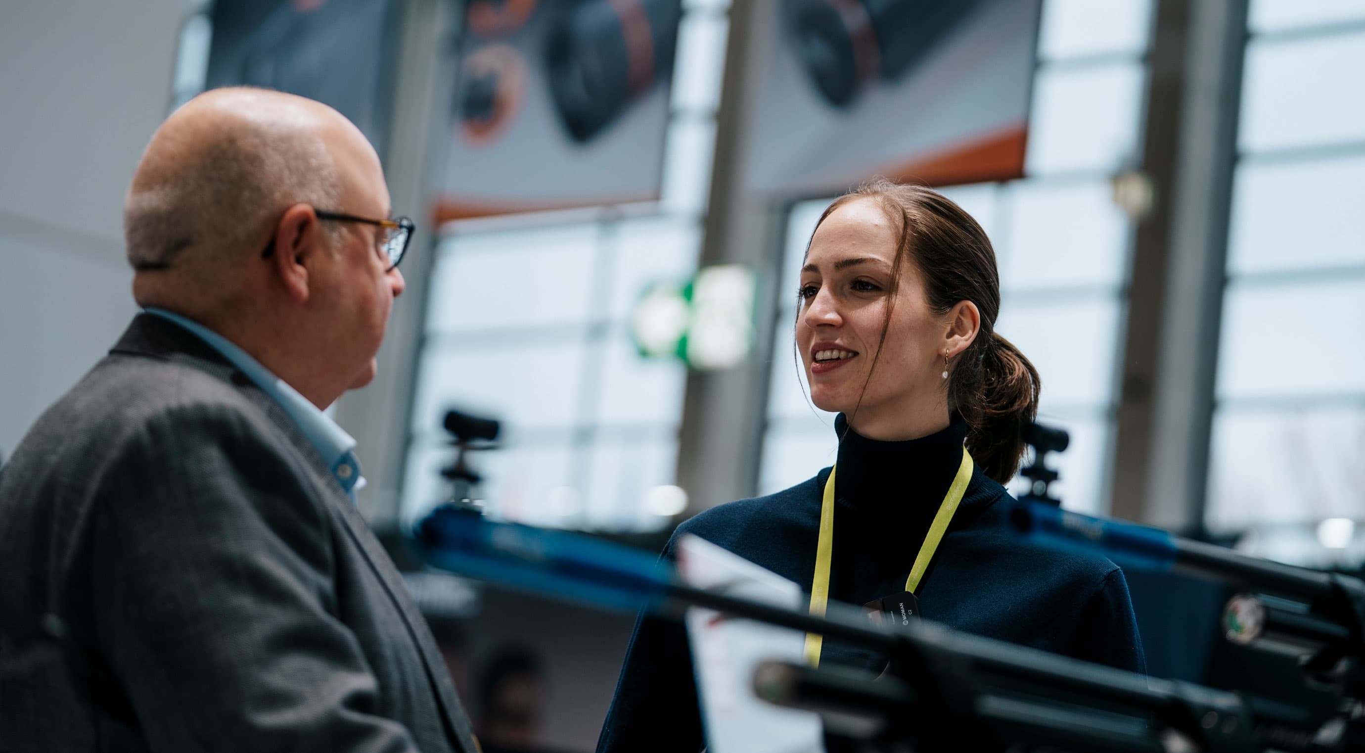 Anna Janßen in conversation with an exhibitor